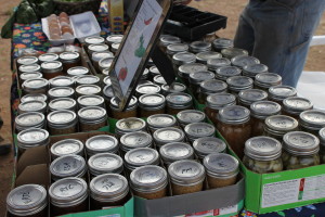 These folks had, oh, I don't know, about 10 flavors of preserves an chutneys. I bought the last cranberry chutney. I'm still savoring it.